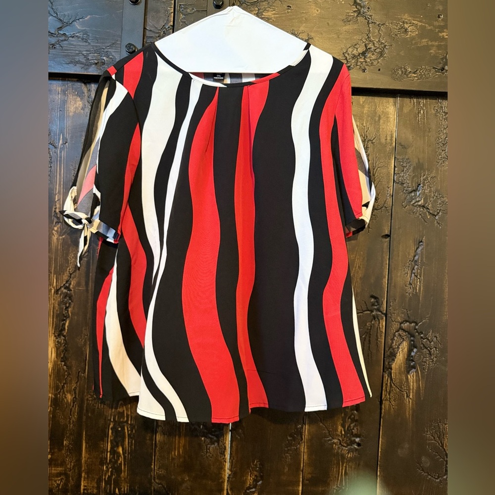 CHIC WOMENS BLOUSE / APPROPRIATE FOR ANY EVENT PROFESSIONAL OR DRESS UP